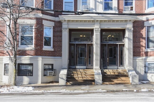 Building Photo - 96 St Paul St Unit 3