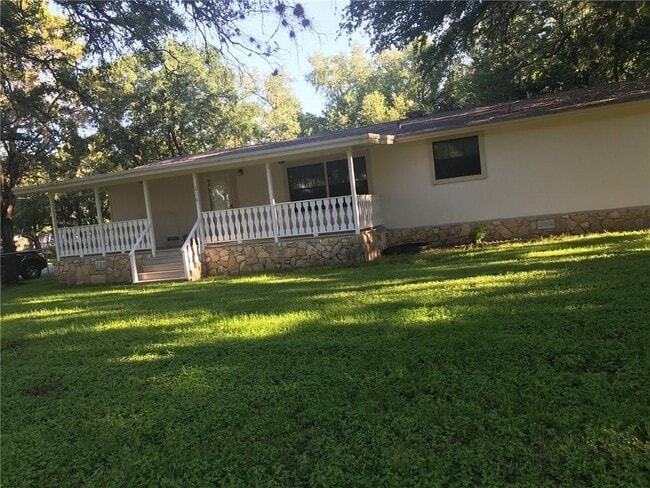 Building Photo - 216 Travis Ln