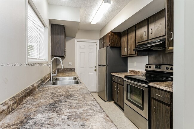 Photo - 687 SW Heather St