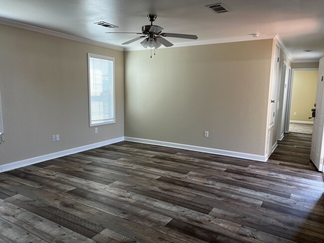 Photo - 709 N Collins Fwy