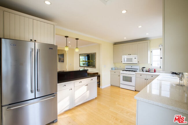 Photo - 1059 E San Jose Ave