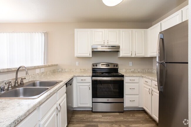 2BR, 2BA - 1010 sq ft