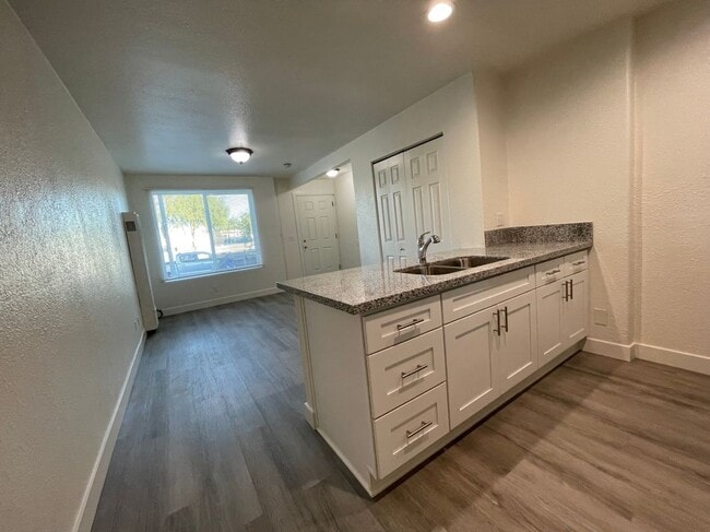 Photo - 1823 Gardenia Ave Unit B