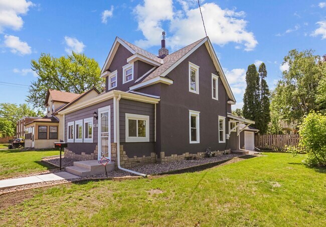 Photo - 1421 Dowling Ave N House