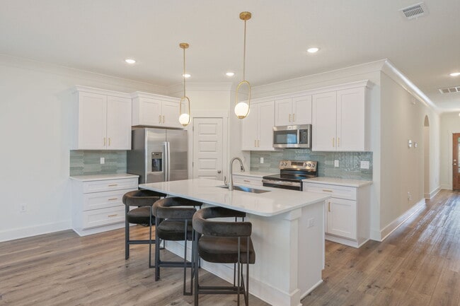 Photo - 807A Cedar Ave S