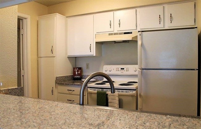 Building Photo - Clear View Rental