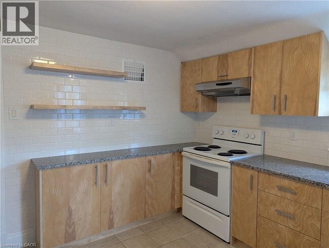 Photo - 221 Dundas St N