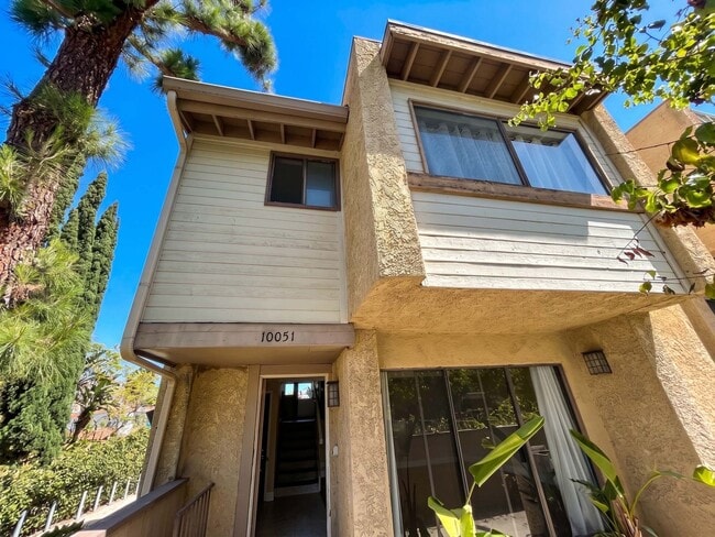 Building Photo - Charming End-Unit Townhome in the Heart of Chatsworth