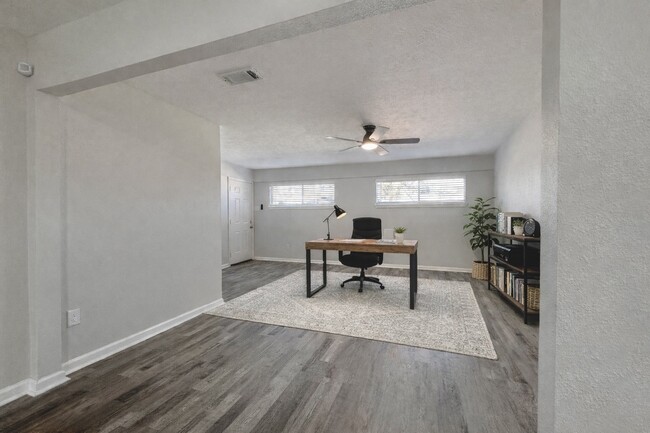 Building Photo - 5115 Hialeah Dr