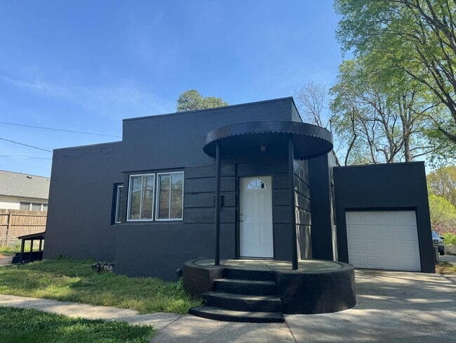 Building Photo - Ready to show!