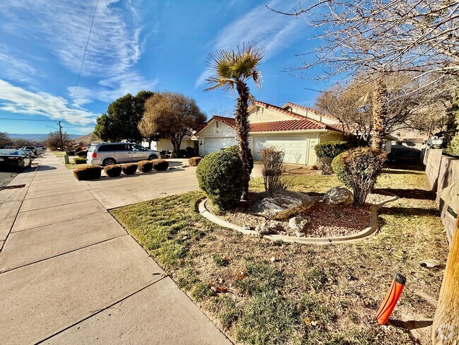 Building Photo - Newly Updated 3-BR Duplex w/Garage in Down... Rental