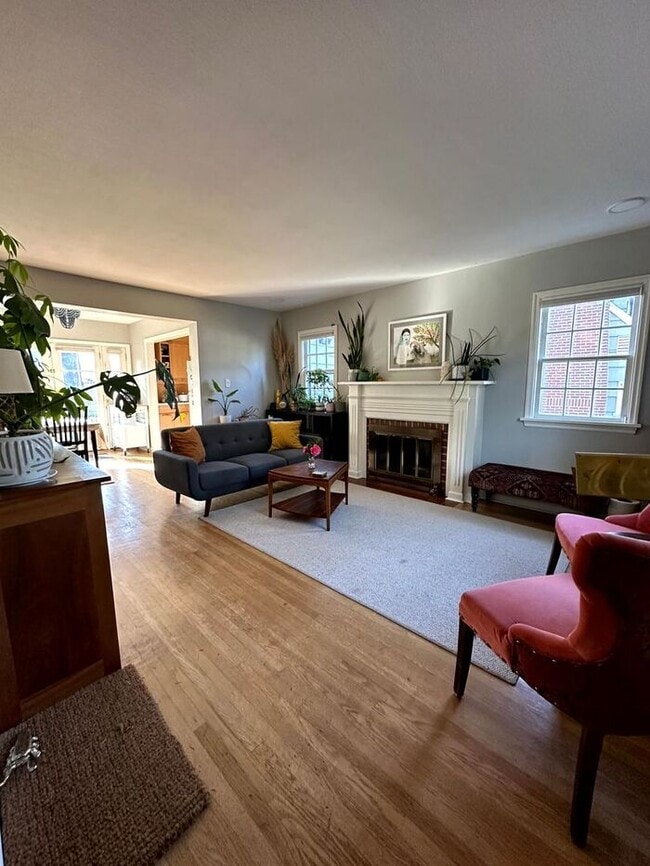 Photo - Charming Fully Furnished Bungalow Rental with Modern Amenities in Roseway!