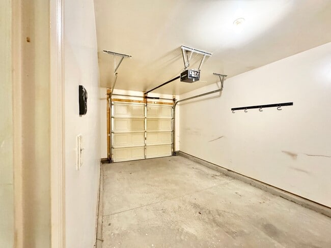 Photo - 3 Bedroom End Unit in Robyn's Glen !