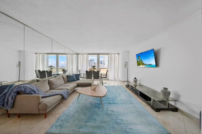 Building Photo - 1717 N Bayshore Dr Rental