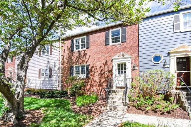 Building Photo - Fabulous Townhouse in Kenwood Forest II - ...