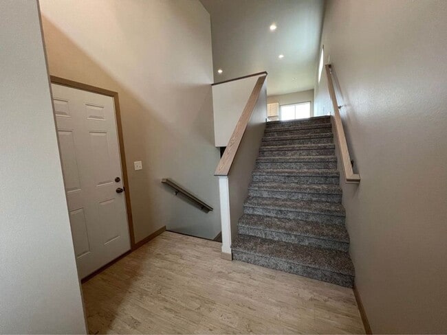 Photo - 1512 KEYSTONE CIR NE