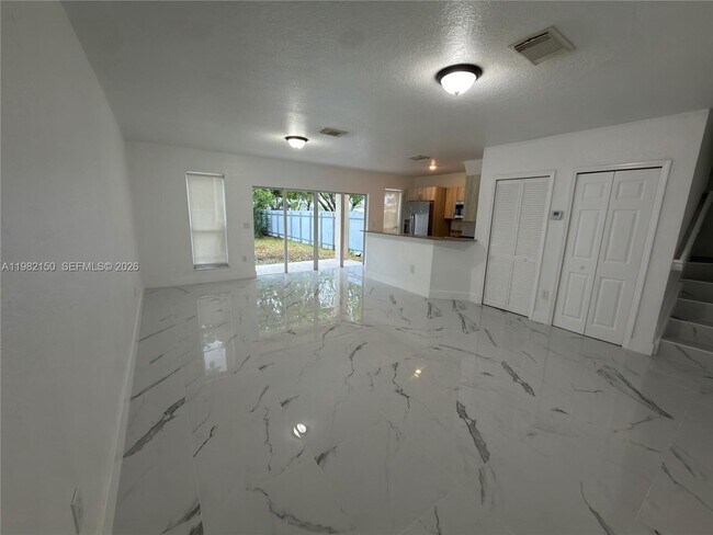 Photo - 689 NW 6th St