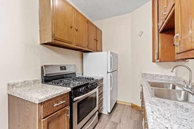 Building Photo - Updated 1-Bath 1-Bed Unit 6