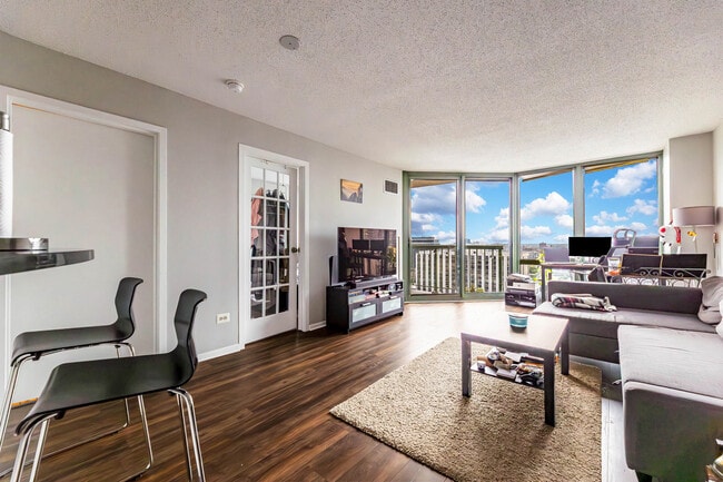 Building Photo - 111 W Maple St Unit 1611