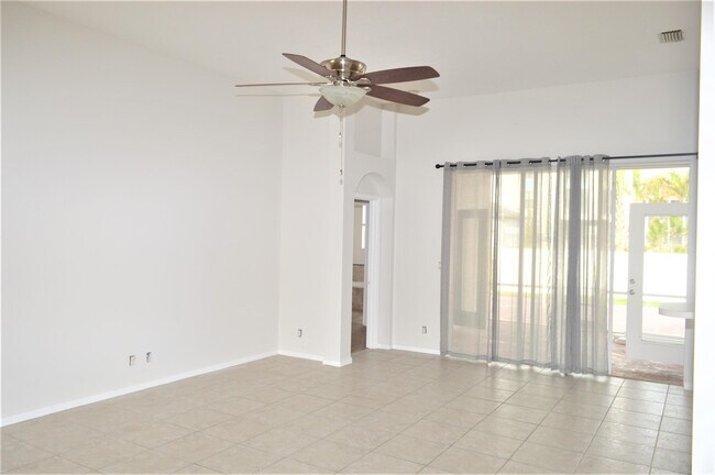 Photo - 880 NW Waterlily Pl