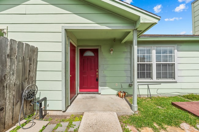 Building Photo - Townhouse for Rent – 2 Bed / 1 Bath