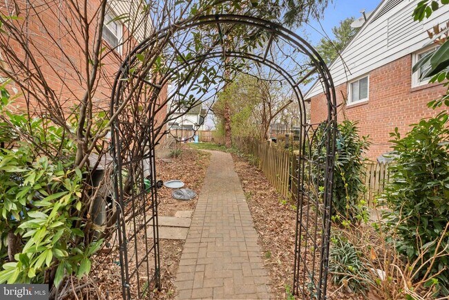 Building Photo - 5937 Avon Dr