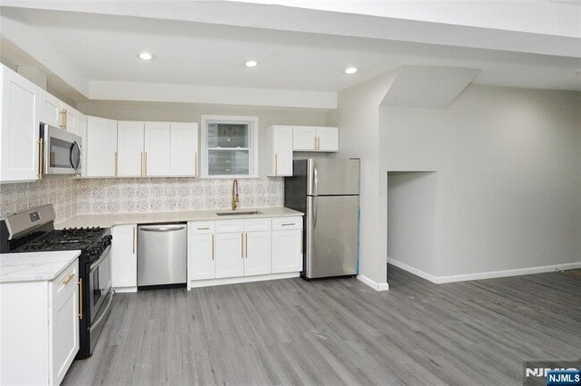 Building Photo - 23 Bayview Ave