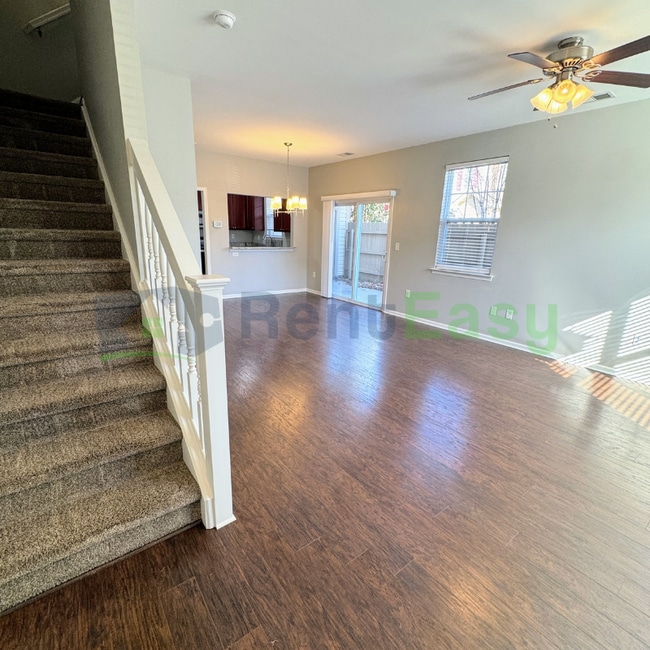 Photo - 402 Oakstone Trail