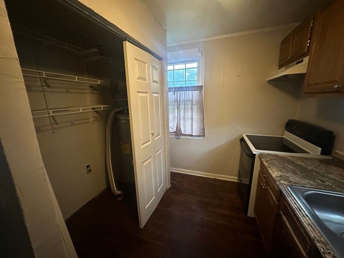 Photo - 1435 Abbott St NW