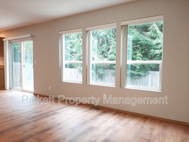 Photo - 6272 Alexis Dr NE