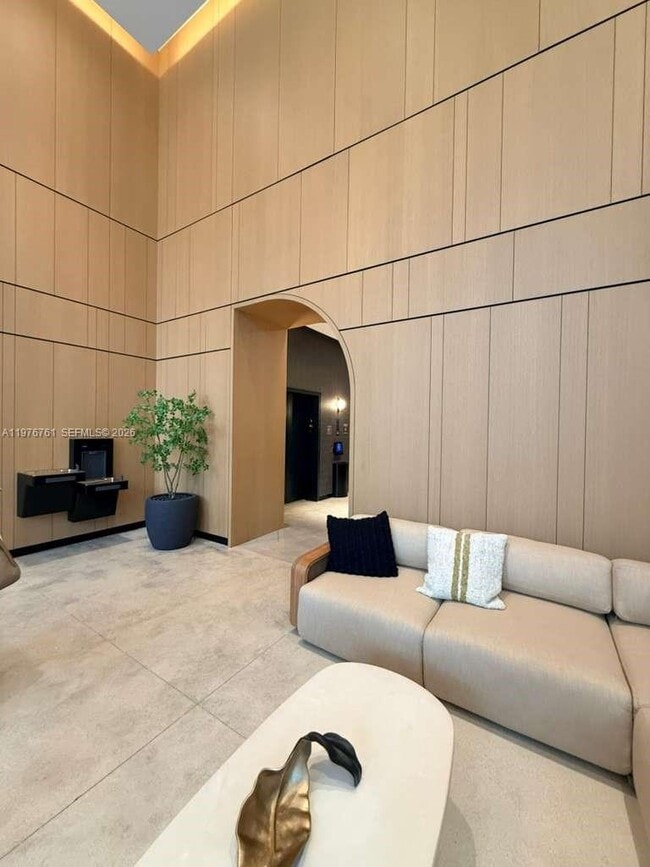 Photo - 121 NE 5th St Unidad 2811