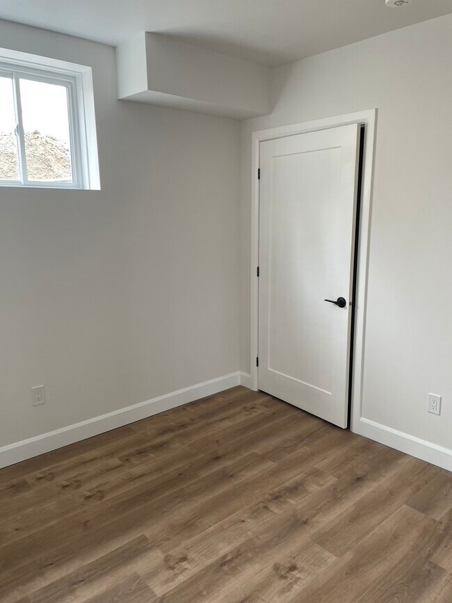 Photo - 233 Mill St W