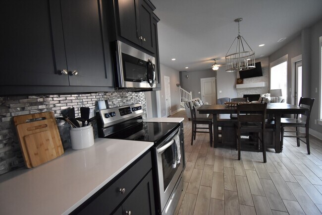 Photo - Luxurious 4 Bedroom 2.5 Bathroom in the Heart of Fayetteville, Arkansas!!