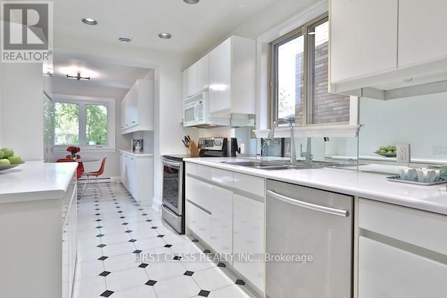 Photo - 262 Castlefield Ave