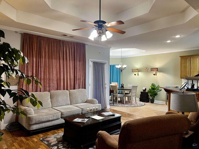 Photo - 123 Montrose Ln