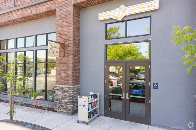 Retail - Register Square Napa