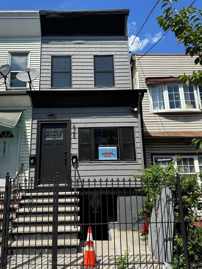 Photo - 628 Bramhall Ave