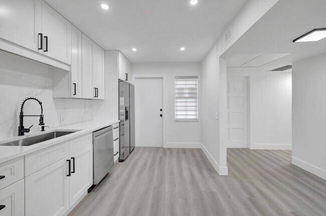 Photo - 3050 N Palm Aire Dr Unit 704