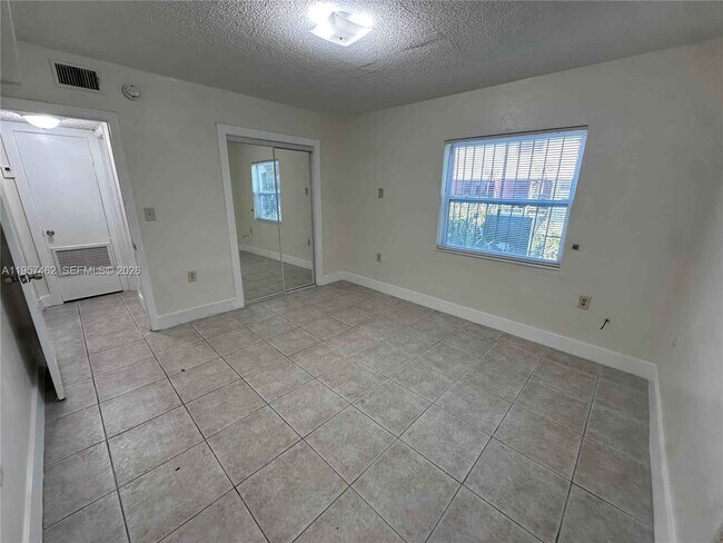 Building Photo - 16150 NE 19th Ct Unit 4