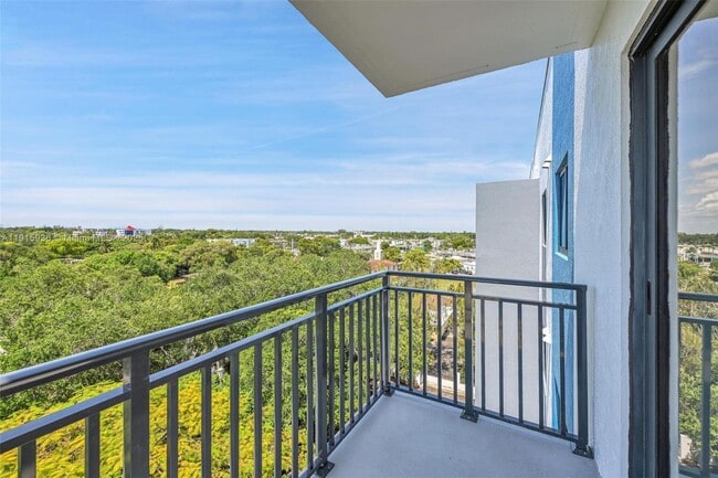 Building Photo - 840 NE 130th St Unit 610