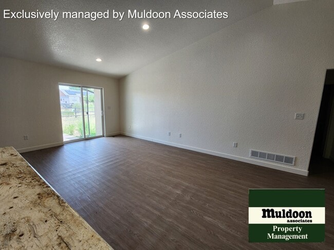 Photo - 3 bed 2 bath duplex unit available now!
