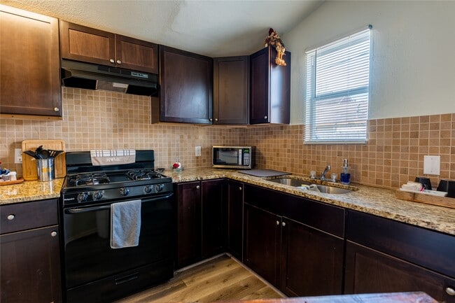 Photo - 2010 Caplin St