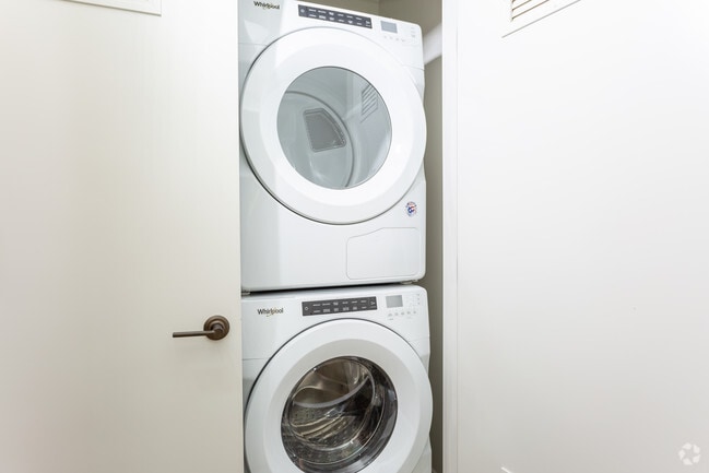 1 BR, 1 BA - 652 SF