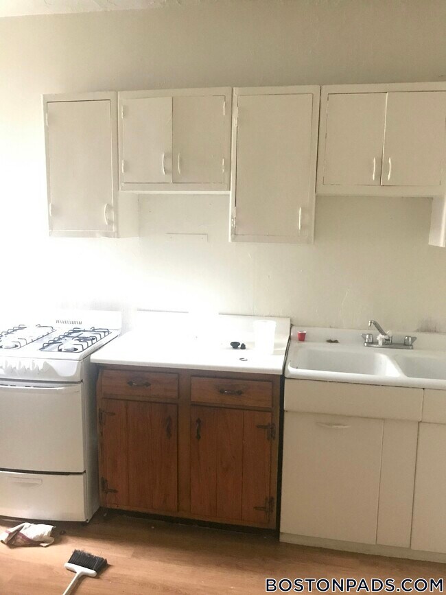 Building Photo - 1820 Commonwealth Ave Rental