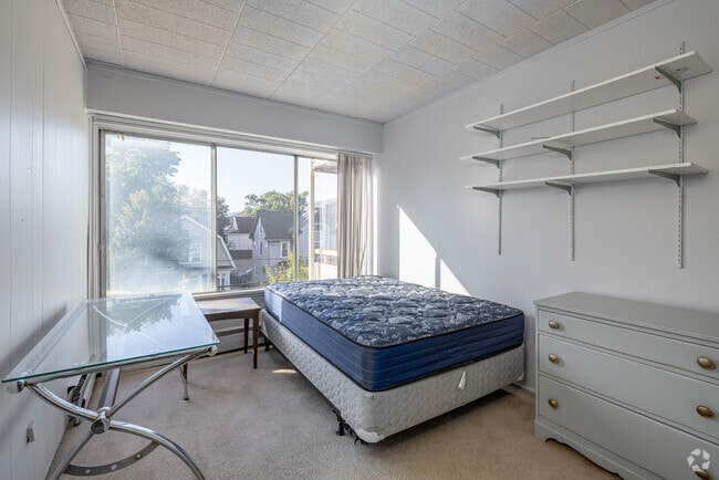 2BR, 1BA - 1,004SF - Primary Bedroom - Arch Manor