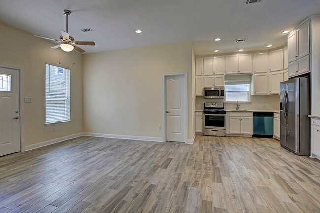 Building Photo - 1541 Ashland St Unit 3 Rental