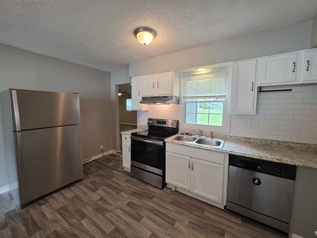 Photo - Spacious 4 Bed / 2.5 Bath Home with 2 Living Areas