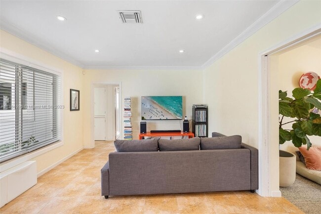 Photo - 770 NE 82nd Ter