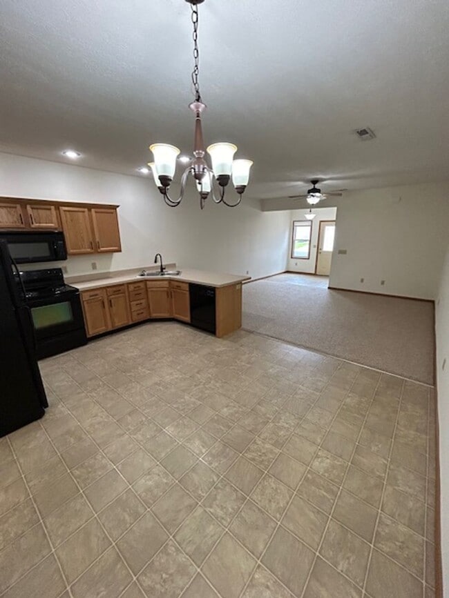 Photo - 1 Bedroom Apartment with Garage! Unit 1510-B Williamsburg Pl