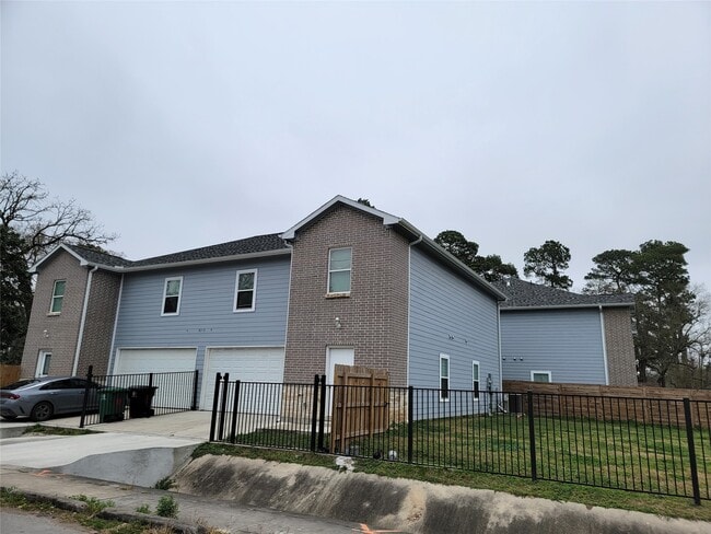 Building Photo - 8203 Oak Knoll Ln Unit B